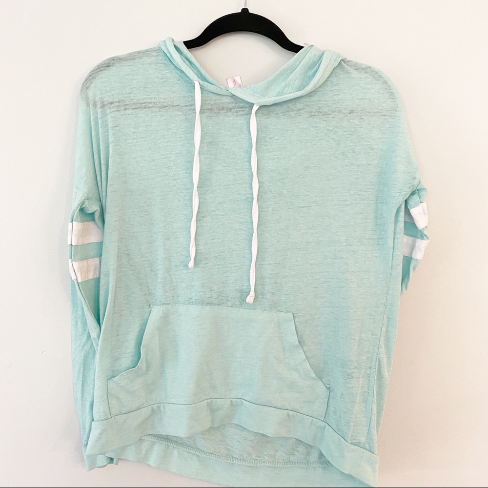 No Boundaries light green t-shirt hoodie (M)